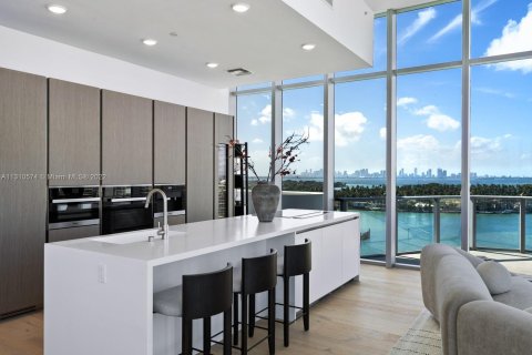 Condominio en venta en Miami Beach, Florida, 3 dormitorios, 211.63 m2 № 183113 - foto 2