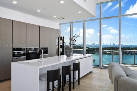 Condo in Miami Beach, Florida, 3 bedrooms  № 183113 - photo 2