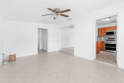 House in Pembroke Pines, Florida 3 bedrooms, 157.28 sq.m. № 1222555 - photo 13