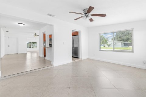 House in Pembroke Pines, Florida 3 bedrooms, 157.28 sq.m. № 1222555 - photo 14