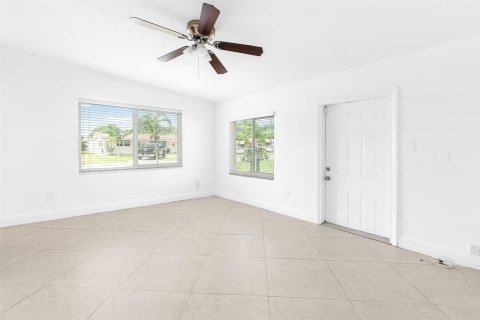 House in Pembroke Pines, Florida 3 bedrooms, 157.28 sq.m. № 1222555 - photo 11