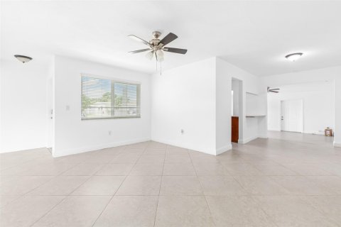 House in Pembroke Pines, Florida 3 bedrooms, 157.28 sq.m. № 1222555 - photo 20