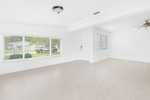 House in Pembroke Pines, Florida 3 bedrooms, 157.28 sq.m. № 1222555 - photo 23