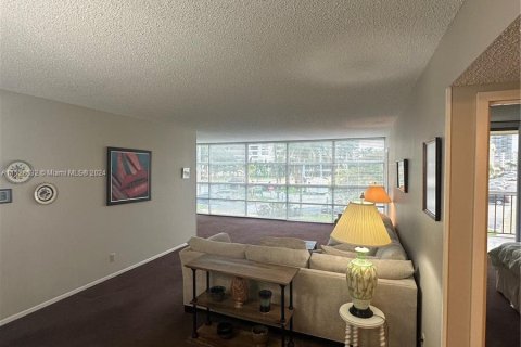 Condominio en venta en Hallandale Beach, Florida, 2 dormitorios, 112.41 m2 № 993875 - foto 15