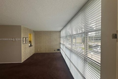 Copropriété à vendre à Hallandale Beach, Floride: 2 chambres, 112.41 m2 № 993875 - photo 11