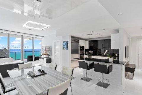 Condominio en venta en Sunny Isles Beach, Florida, 2 dormitorios, 138.15 m2 № 1372907 - foto 2