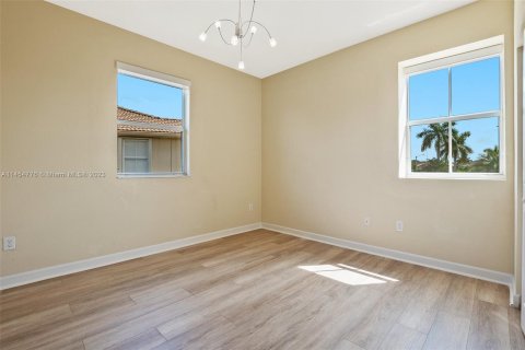 Casa en venta en Doral, Florida, 5 dormitorios, 301 m2 № 732568 - foto 27