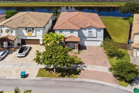 Villa ou maison à vendre à Doral, Floride: 5 chambres, 301 m2 № 732568 - photo 3