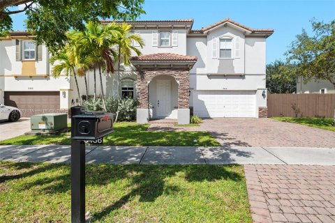 House in Doral, Florida 5 bedrooms, 301 sq.m. № 732568 - photo 1