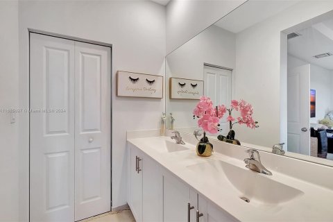 Adosado en venta en Miami, Florida, 3 dormitorios, 158.31 m2 № 1427220 - foto 13