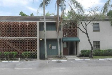 Condo in Lauderhill, Florida, 2 bedrooms  № 1272575 - photo 1