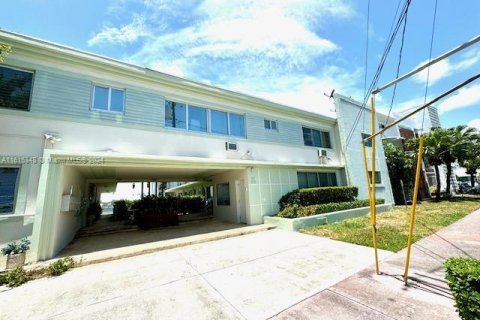 Condo in Miami Beach, Florida, 1 bedroom  № 1236999 - photo 1