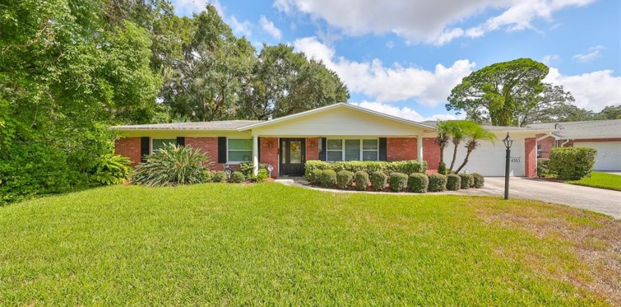 House in Tampa, Florida 3 bedrooms, 185.34 sq.m. № 1347362