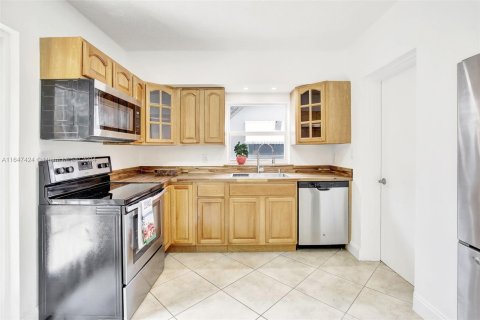 House in Dania Beach, Florida 2 bedrooms, 94.76 sq.m. № 1330288 - photo 11