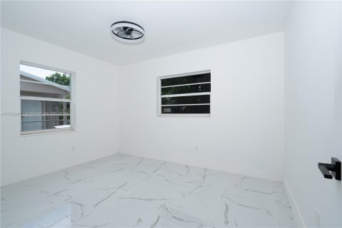 Casa en venta en Cutler Bay, Florida, 5 dormitorios, 186.27 m2 № 1311343 - foto 16