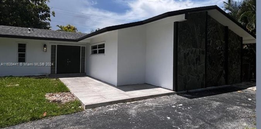 House in Cutler Bay, Florida 5 bedrooms, 186.27 sq.m. № 1311343