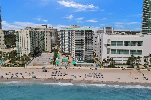 Condo in Hollywood, Florida, 1 bedroom  № 1330286 - photo 1