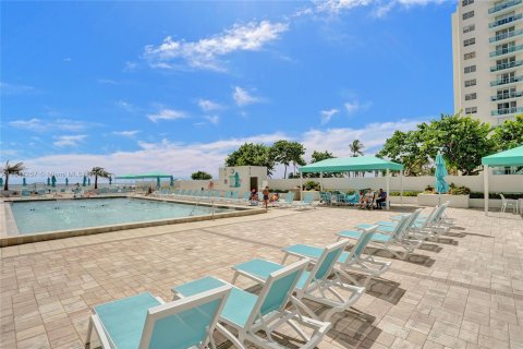 Condo in Hollywood, Florida, 1 bedroom  № 1330286 - photo 28