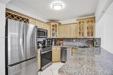 Condo in Hollywood, Florida, 1 bedroom  № 1330286 - photo 5