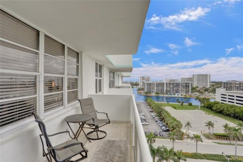 Condo in Hollywood, Florida, 1 bedroom  № 1330286 - photo 25