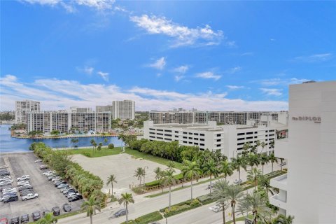 Condo in Hollywood, Florida, 1 bedroom  № 1330286 - photo 26