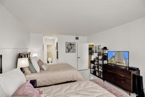 Condo in Hollywood, Florida, 1 bedroom  № 1330286 - photo 21