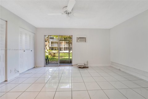 Condominio en venta en Pembroke Pines, Florida, 1 dormitorio, 75.34 m2 № 878388 - foto 15