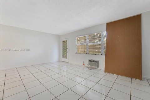 Condominio en venta en Pembroke Pines, Florida, 1 dormitorio, 75.34 m2 № 878388 - foto 7