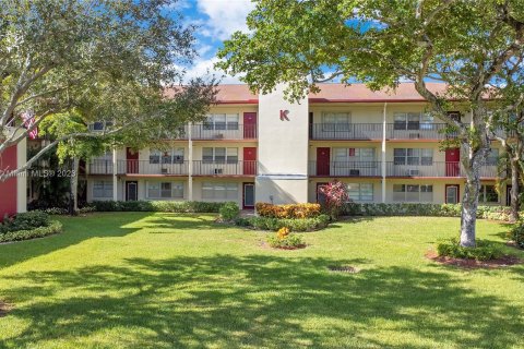 Condominio en venta en Pembroke Pines, Florida, 1 dormitorio, 75.34 m2 № 878388 - foto 2