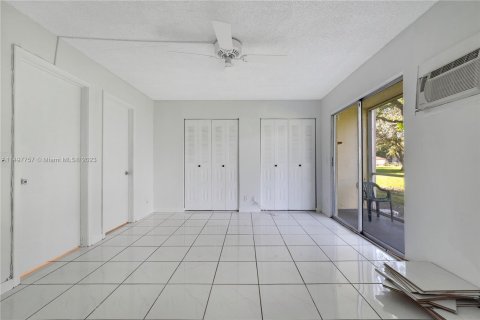 Condo in Pembroke Pines, Florida, 1 bedroom  № 878388 - photo 17