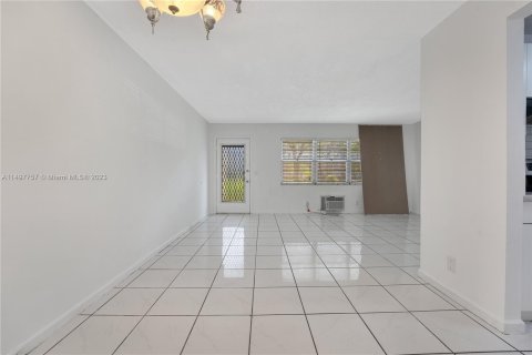 Condominio en venta en Pembroke Pines, Florida, 1 dormitorio, 75.34 m2 № 878388 - foto 9