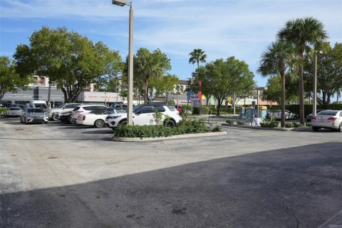 Купить коммерческую недвижимость в Уилтон-Мэнорс, Флорида № 186032 - фото 4