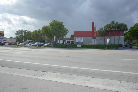 Купить коммерческую недвижимость в Уилтон-Мэнорс, Флорида № 186032 - фото 1