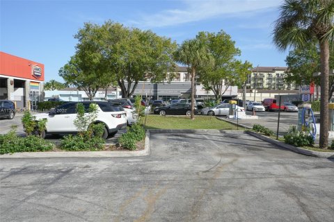 Купить коммерческую недвижимость в Уилтон-Мэнорс, Флорида № 186032 - фото 3