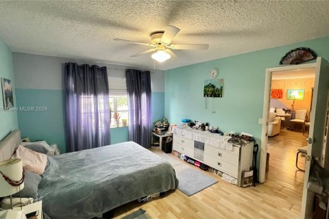 Condo in Hallandale Beach, Florida, 2 bedrooms  № 1372611 - photo 9