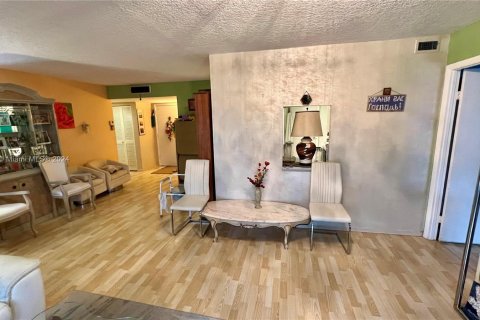 Condo in Hallandale Beach, Florida, 2 bedrooms  № 1372611 - photo 7