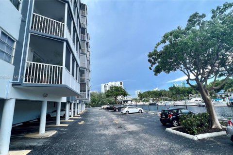 Copropriété à vendre à Hallandale Beach, Floride: 2 chambres, 106.84 m2 № 1372611 - photo 23