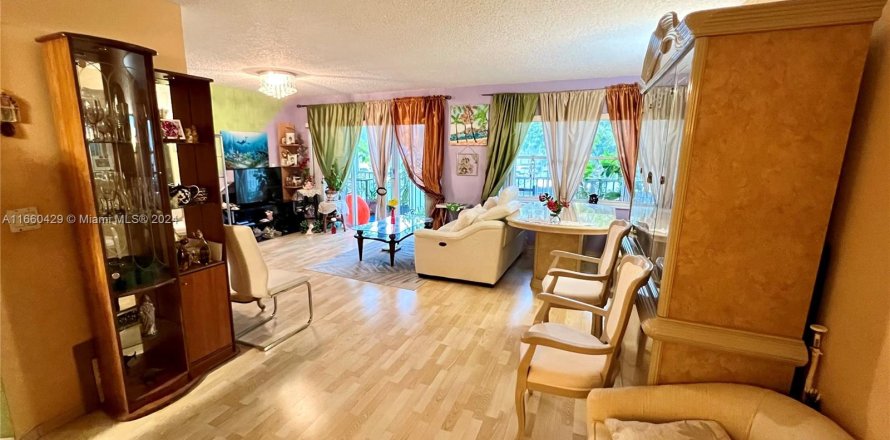 Condo in Hallandale Beach, Florida, 2 bedrooms  № 1372611