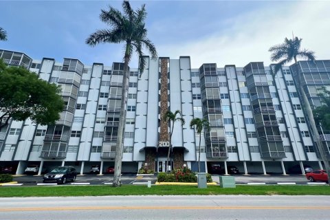 Copropriété à vendre à Hallandale Beach, Floride: 2 chambres, 106.84 m2 № 1372611 - photo 21