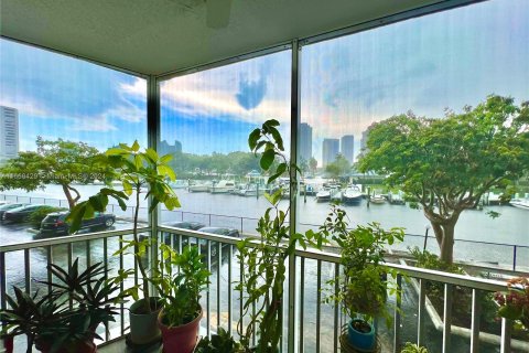 Condo in Hallandale Beach, Florida, 2 bedrooms  № 1372611 - photo 16