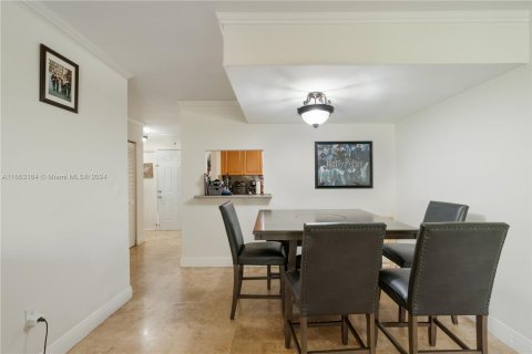 Condo in Miami, Florida, 2 bedrooms  № 1372660 - photo 6