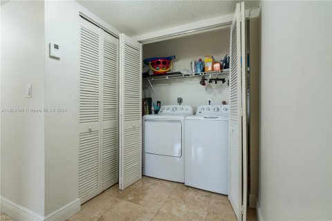 Condo in Miami, Florida, 2 bedrooms  № 1372660 - photo 21