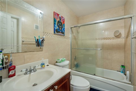 Condo in Miami, Florida, 2 bedrooms  № 1372660 - photo 16