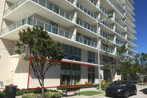 Propiedad comercial en venta en Miami, Florida № 1375567 - foto 1