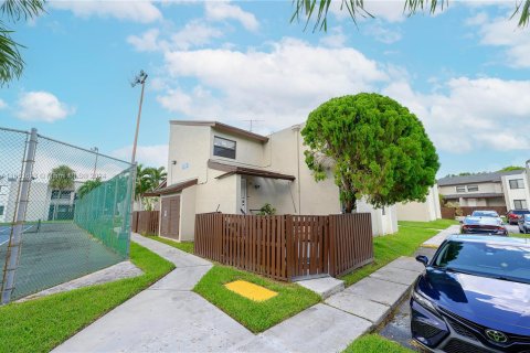 House in Miami, Florida 3 bedrooms, 118.45 sq.m. № 1375568 - photo 2