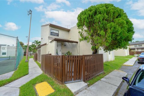 House in Miami, Florida 3 bedrooms, 118.45 sq.m. № 1375568 - photo 1