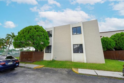 House in Miami, Florida 3 bedrooms, 118.45 sq.m. № 1375568 - photo 5