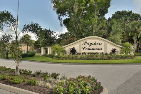 Townhouse in BAYSHORE COMMONS in North Fort Myers, Florida 3 bedrooms, 140 sq.m. № 56989 - photo 8