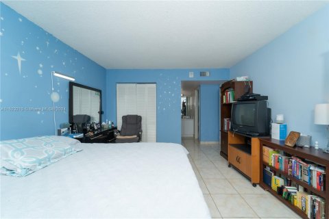 Condo in North Miami Beach, Florida, 2 bedrooms  № 983427 - photo 19