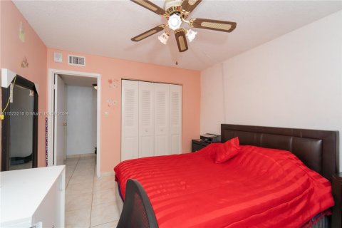 Condo in North Miami Beach, Florida, 2 bedrooms  № 983427 - photo 17
